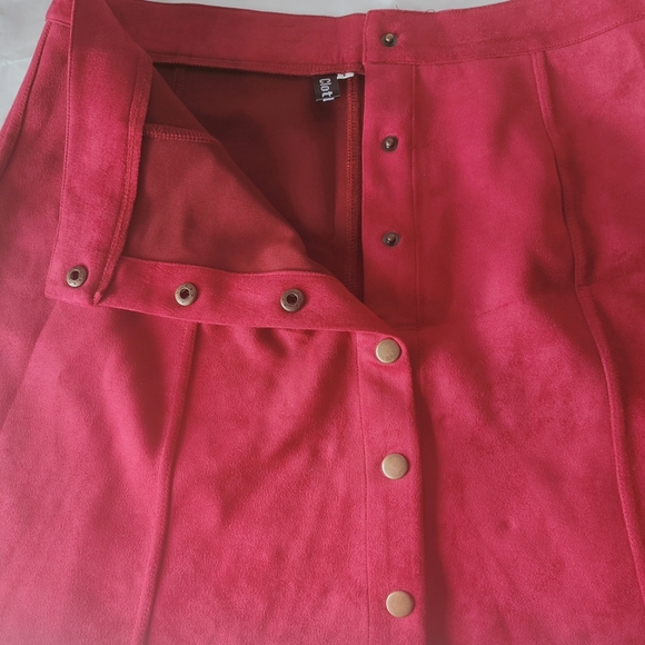 Clothink Deep Red Mini Skirt.  Women's Faux Suede Snap Front Pleated Skirt - Picture 2 of 10